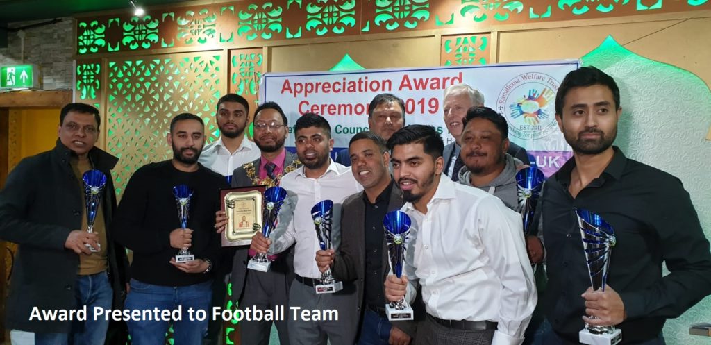 award-presented-to-football-team